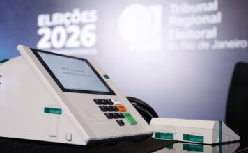 Eleitores que moram no exterior podem solicitar voto em trânsito Eleitores que moram no exterior podem solicitar voto em trânsito