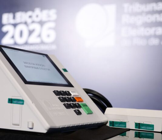Eleitores que moram no exterior podem solicitar voto em trânsito Eleitores que moram no exterior podem solicitar voto em trânsito