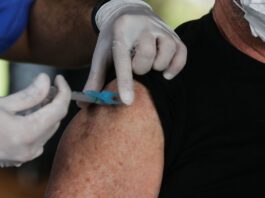 Rio disponibiliza vacinação contra nova cepa da covid-19 para idosos Rio disponibiliza vacinação contra nova cepa da covid-19 para idosos