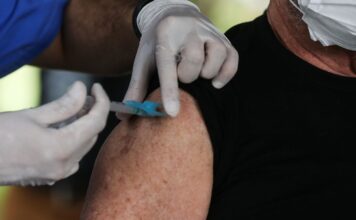 Rio disponibiliza vacinação contra nova cepa da covid-19 para idosos Rio disponibiliza vacinação contra nova cepa da covid-19 para idosos