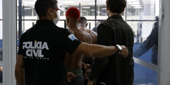 PM-RJ faz ação para conter expansão territorial do Comando Vermelho PM-RJ faz ação para conter expansão territorial do Comando Vermelho