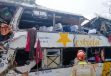 Ônibus tomba em Petrópolis e deixa 8 mortos e 20 feridos Ônibus tomba em Petrópolis e deixa 8 mortos e 20 feridos
