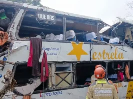 Ônibus tomba em Petrópolis e deixa 8 mortos e 20 feridos Ônibus tomba em Petrópolis e deixa 8 mortos e 20 feridos