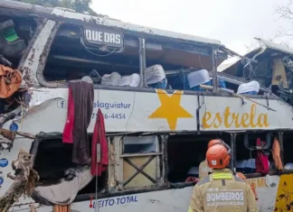 Ônibus tomba em Petrópolis e deixa 8 mortos e 20 feridos Ônibus tomba em Petrópolis e deixa 8 mortos e 20 feridos