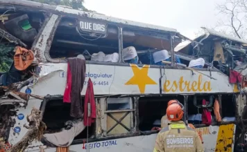 Ônibus tomba em Petrópolis e deixa 8 mortos e 20 feridos Ônibus tomba em Petrópolis e deixa 8 mortos e 20 feridos