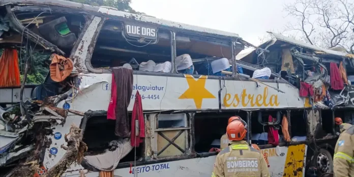 Ônibus tomba em Petrópolis e deixa 8 mortos e 20 Ônibus tomba em Petrópolis e deixa 8 mortos e 20 feridos