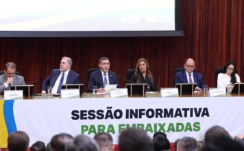 TSE apresenta sistema brasileiro de votação a embaixadores TSE apresenta sistema brasileiro de votação a embaixadores