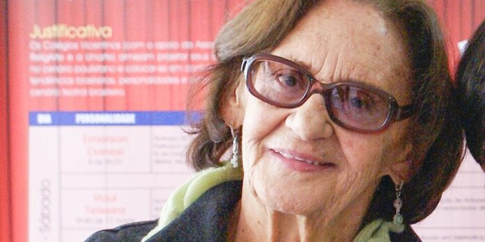 Velório de Laura Cardoso reúne familiares, amigos e fãs em Velório de Laura Cardoso reúne familiares, amigos e fãs em São Paulo