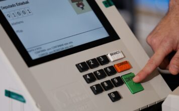 Prazo para eleitor pedir voto em trânsito termina nesta quinta-feira Prazo para eleitor pedir voto em trânsito termina nesta quinta-feira