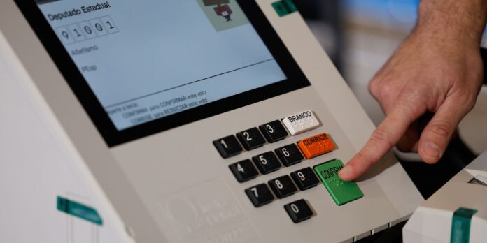 Prazo para eleitor pedir voto em trânsito termina nesta quinta-feira Prazo para eleitor pedir voto em trânsito termina nesta quinta-feira
