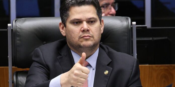 Alcolumbre envia PEC que prevê fim da escala 6x1 para Alcolumbre envia PEC que prevê fim da escala 6x1 para CCJ do Senado