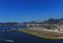 Passageiros são realocados após avião sair da pista no Santos Dumont Passageiros são realocados após avião sair da pista no Santos Dumont