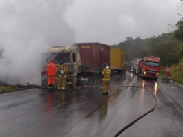 Incêndio E Colisão De Veículos Causam Interdição Na BR-242 Na Bahia