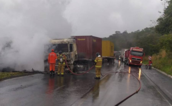 Incêndio E Colisão De Veículos Causam Interdição Na BR-242 Na Bahia