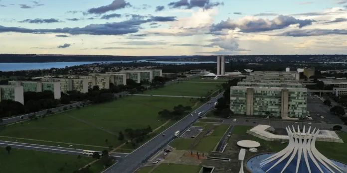 Proposta de orçamento para 2027 prevê salário mínimo de R$ 1.741