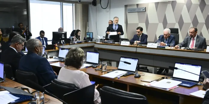 PEC que acaba com jornada 6x1 é aprovada na CCJ do Senado