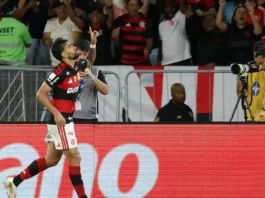 Flamengo vence e fica a um ponto do Palmeiras, líder do Brasileirão Flamengo vence e fica a um ponto do Palmeiras, líder do Brasileirão