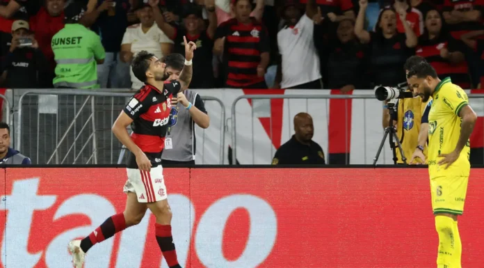 Flamengo vence e fica a um ponto do Palmeiras, líder do Brasileirão Flamengo vence e fica a um ponto do Palmeiras, líder do Brasileirão