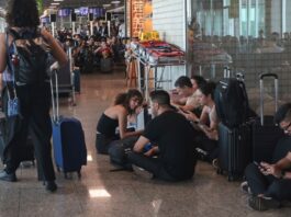 Viajantes aproveitam feriadão e movimentam estradas e aeroportos Viajantes aproveitam feriadão e movimentam estradas e aeroportos
