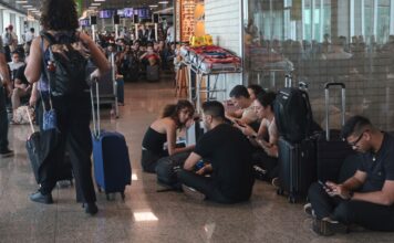 Viajantes aproveitam feriadão e movimentam estradas e aeroportos Viajantes aproveitam feriadão e movimentam estradas e aeroportos