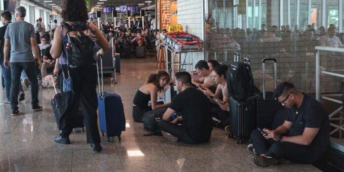 Viajantes aproveitam feriadão e movimentam estradas e aeroportos