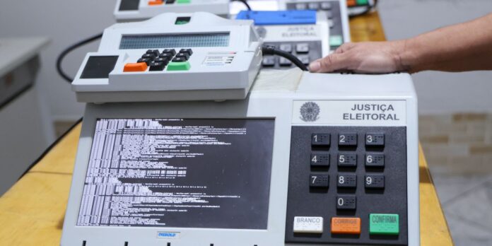 TSE conclui assinatura digital e lacração de sistemas das urnas TSE conclui assinatura digital e lacração de sistemas das urnas