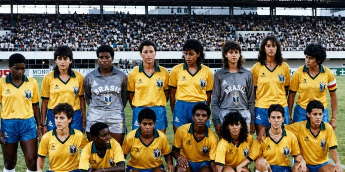 Desfile de 7 de Setembro homenageia pioneiras do futebol feminino Desfile de 7 de Setembro homenageia pioneiras do futebol feminino