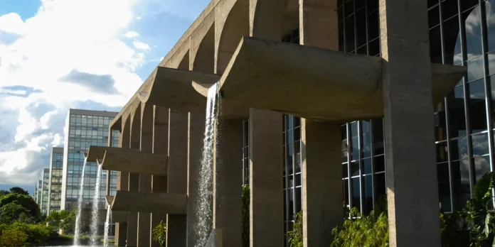 Crise no STF: Ministério da Justiça e AGU comentam decisão Crise no STF: Ministério da Justiça e AGU comentam decisão de Fachin