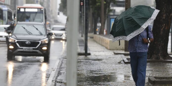 Ciclone que provocou chuvas no estado de SP vai persistir Ciclone que provocou chuvas no estado de SP vai persistir até segunda