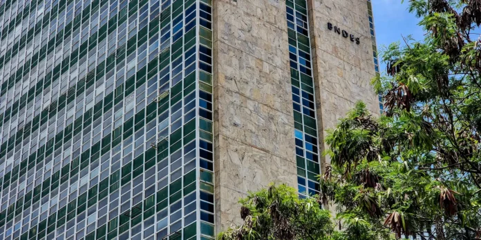 Parceria prevê R$ 5,5 bilhões para descarbonizar indústria brasileira Parceria prevê R$ 5,5 bilhões para descarbonizar indústria brasileira