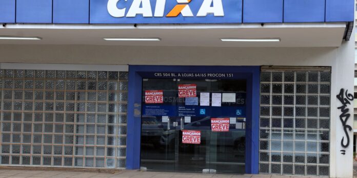 Empregados rejeitam proposta da Caixa Econômica e mantêm greve Empregados rejeitam proposta da Caixa Econômica e mantêm greve
