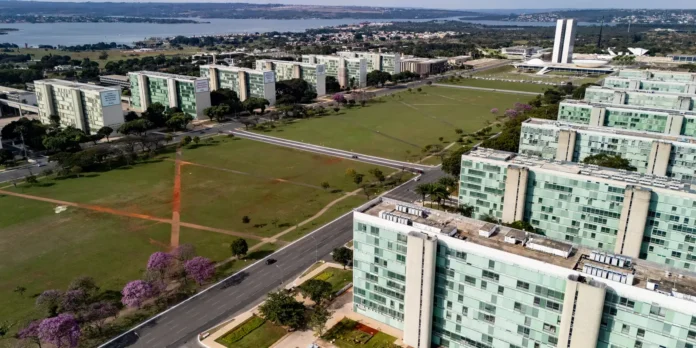 Arrecadação federal de agosto bate recorde e atinge R$ 235,5 Arrecadação federal de agosto bate recorde e atinge R$ 235,5 bi