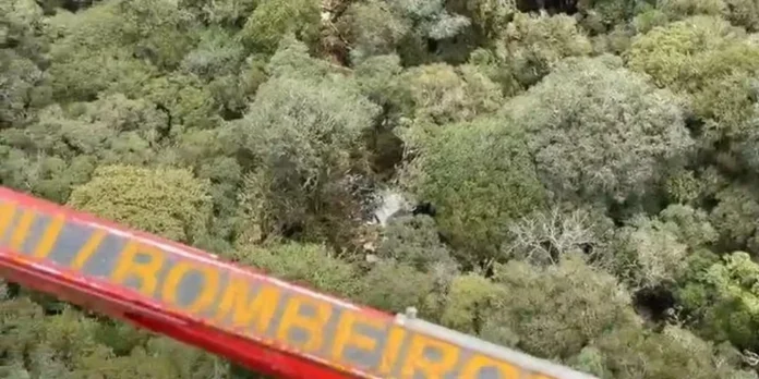 Corpos de vítimas de queda de helicóptero seguem para perícia Corpos de vítimas de queda de helicóptero seguem para perícia em SC