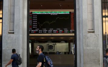 Bolsa sobe 1,3% e atinge maior nível em quase quatro meses