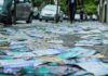 Acúmulo de santinhos em calçadas gera queixas dos eleitores no Rio Acúmulo de santinhos em calçadas gera queixas dos eleitores no Rio