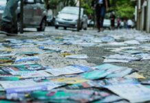 Acúmulo de santinhos em calçadas gera queixas dos eleitores no Rio Acúmulo de santinhos em calçadas gera queixas dos eleitores no Rio