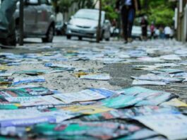 Acúmulo de santinhos em calçadas gera queixas dos eleitores no Rio Acúmulo de santinhos em calçadas gera queixas dos eleitores no Rio