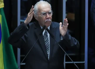 Sarney é internado na UTI após cirurgia no abdômen Sarney é internado na UTI após cirurgia no abdômen