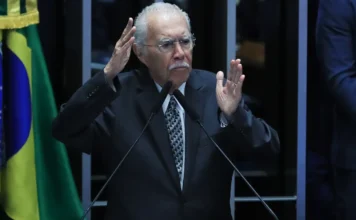 Sarney é internado na UTI após cirurgia no abdômen Sarney é internado na UTI após cirurgia no abdômen