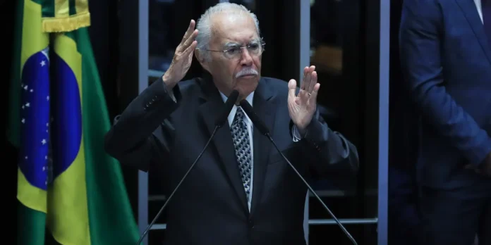 Sarney é internado na UTI após cirurgia no abdômen
