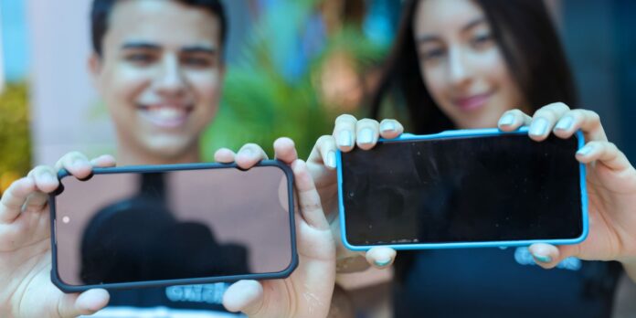 Brasileiros desaprovam uso de celular por crianças pequenas Brasileiros desaprovam uso de celular por crianças pequenas