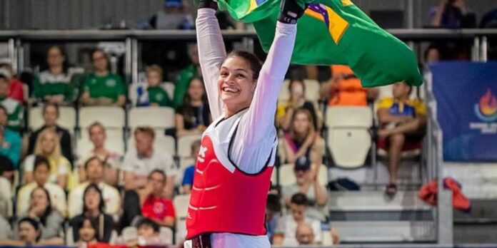 Maria Clara Pacheco é campeã da 3ª etapa do Grand Maria Clara Pacheco é campeã da 3ª etapa do Grand Prix, em Paris