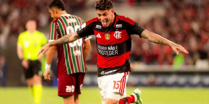 Flamengo mantém a liderança do Brasileirão após rodada de clássicos Flamengo mantém a liderança do Brasileirão após rodada de clássicos