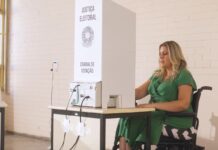 Eleitores com deficiência relatam dificuldades para votar no 1º turno Eleitores com deficiência relatam dificuldades para votar no 1º turno