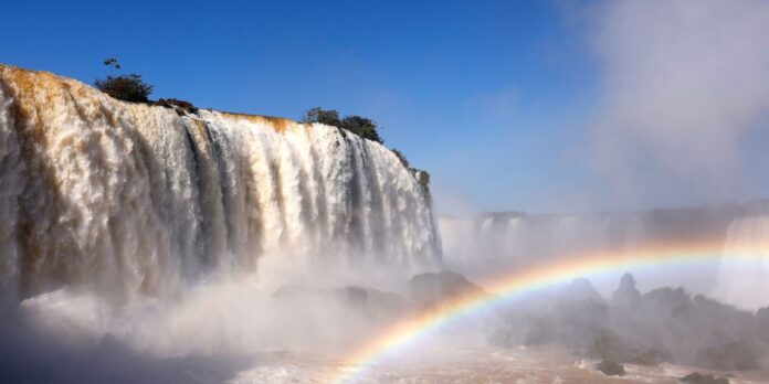 Vazão das Cataratas do Iguaçu chega a 13 milhões de Vazão das Cataratas do Iguaçu chega a 13 milhões de litros por segundo