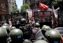 Protestos pela educação na Argentina terminam em confronto Protestos pela educação na Argentina terminam em confronto
