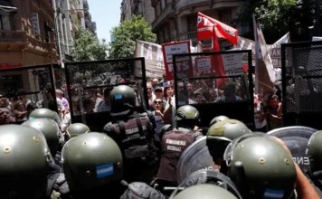 Protestos pela educação na Argentina terminam em confronto Protestos pela educação na Argentina terminam em confronto