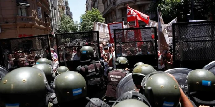 Protestos pela educação na Argentina terminam em confronto Protestos pela educação na Argentina terminam em confronto