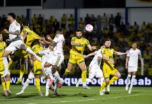 Com um a mais, Mirassol vence e complica Internacional no Brasileirão Com um a mais, Mirassol vence e complica Internacional no Brasileirão