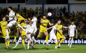 Com um a mais, Mirassol vence e complica Internacional no Brasileirão Com um a mais, Mirassol vence e complica Internacional no Brasileirão